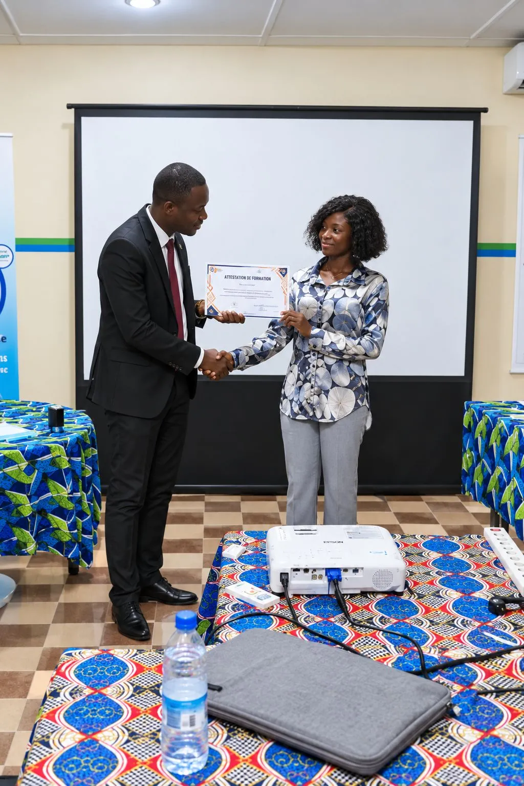 Remise d’une attestation de formation à une participante, à Man