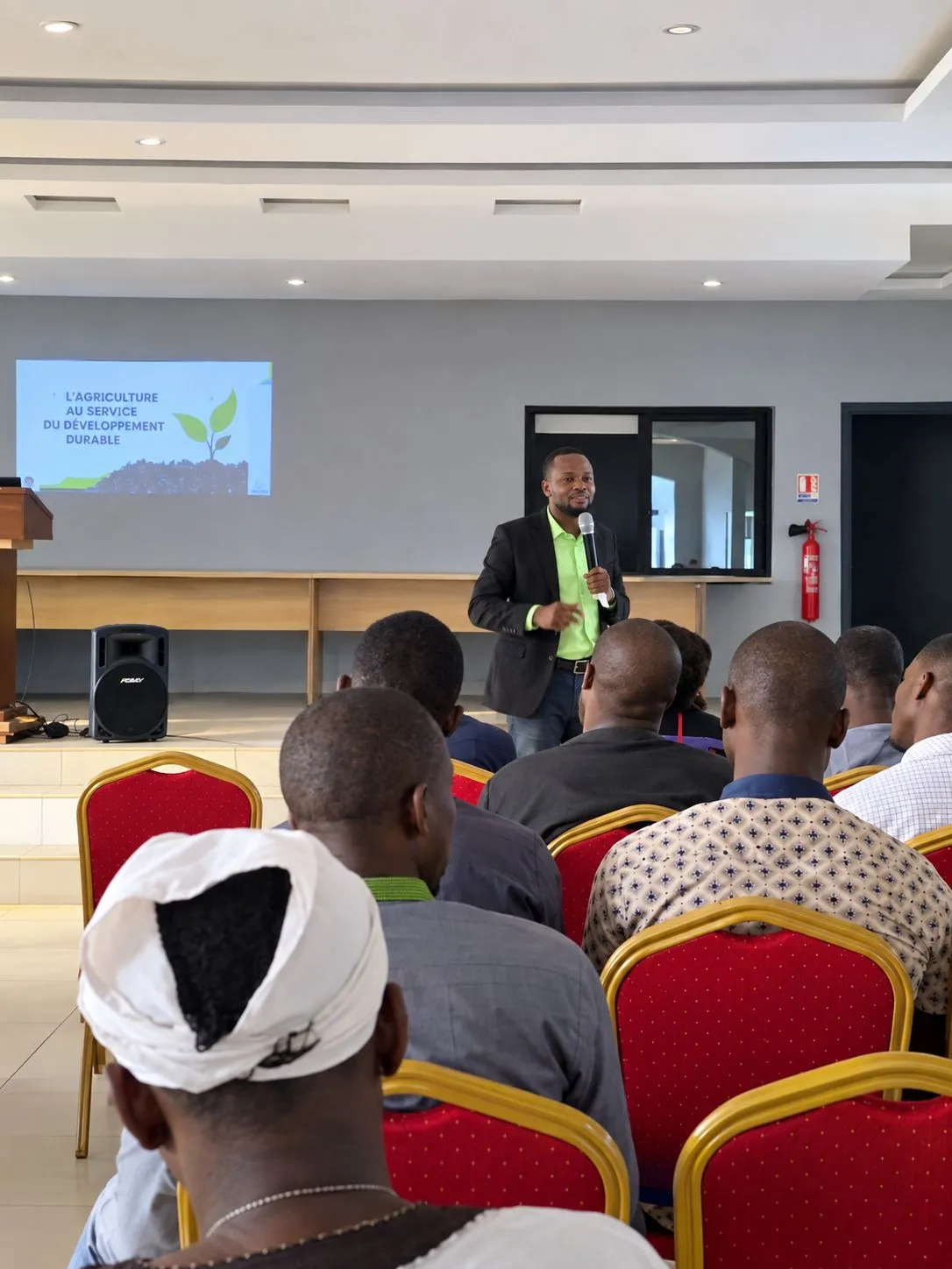 Coach VASTI en intervention devant des participants à Man